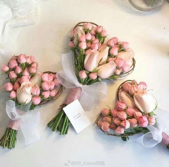 сердце из роз и спрей роз