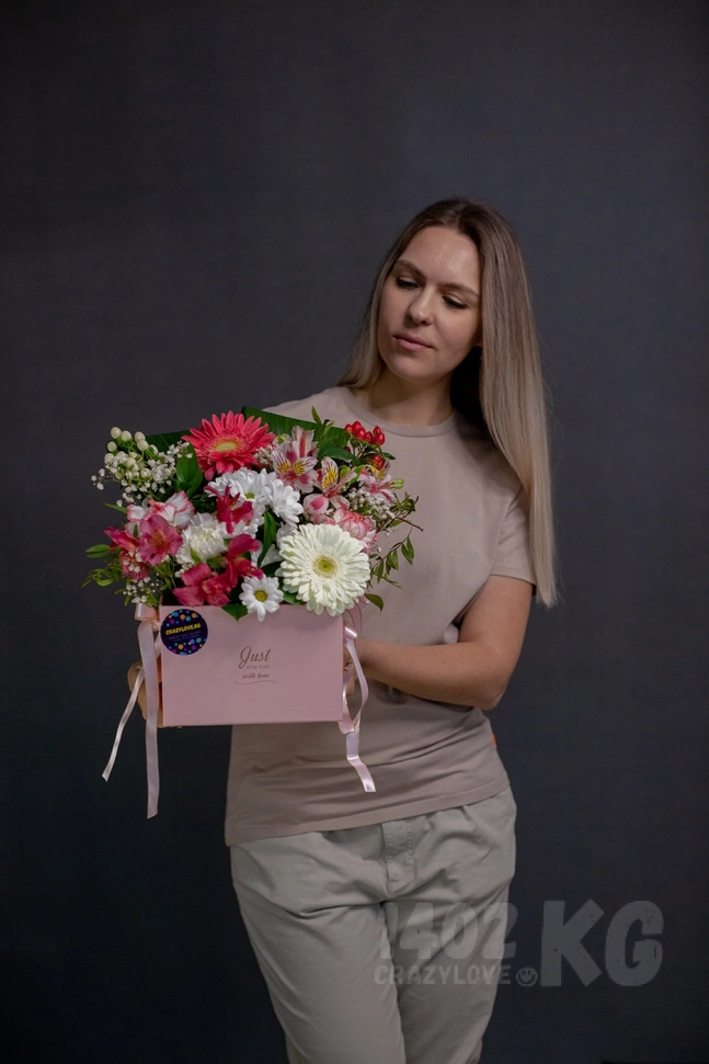 Заказать цветы: цветочная композиция в коробке 22030706