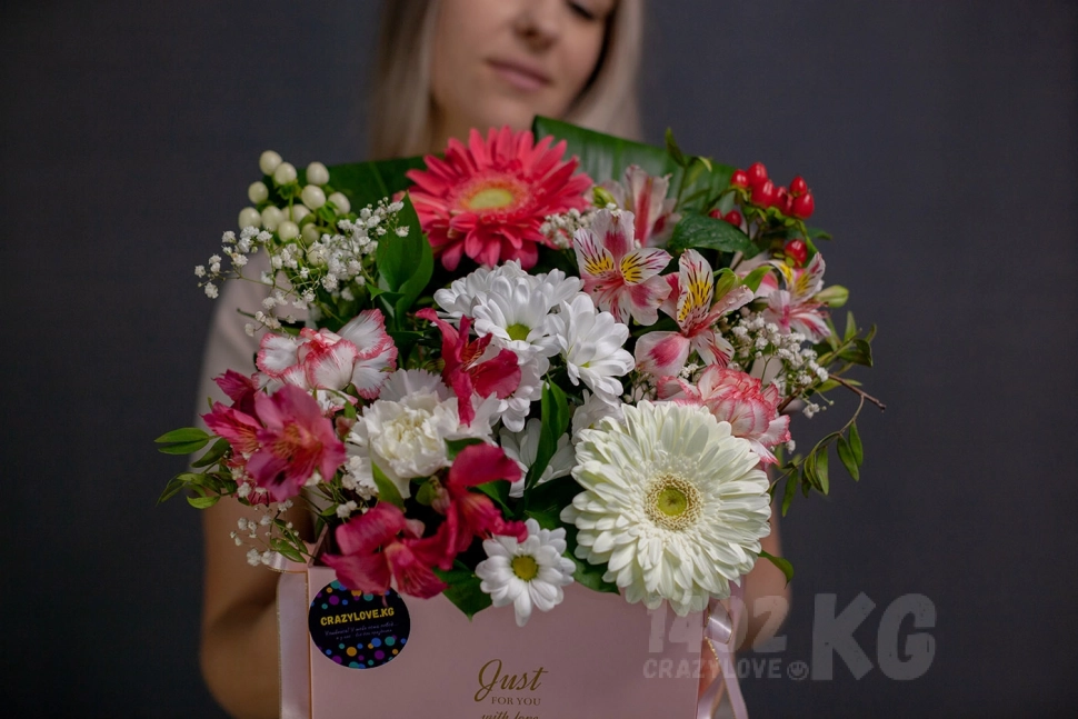 Заказать цветы: цветочная композиция в коробке 22030706