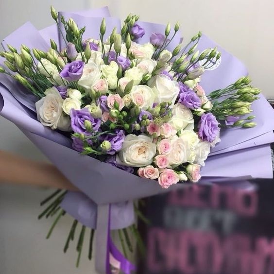 букет из роз и эустом